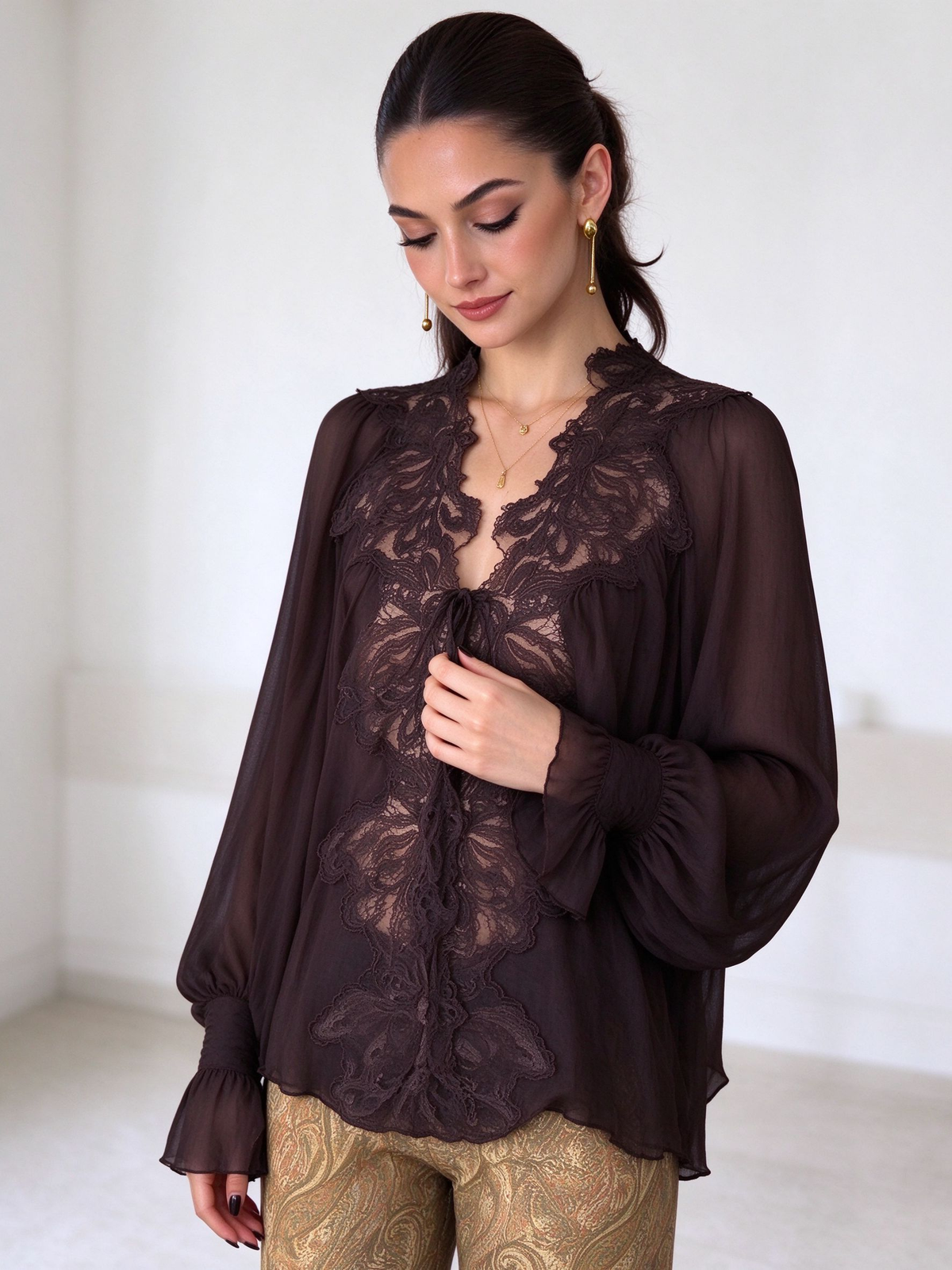 Chiffonblouse van kant met strikdetail